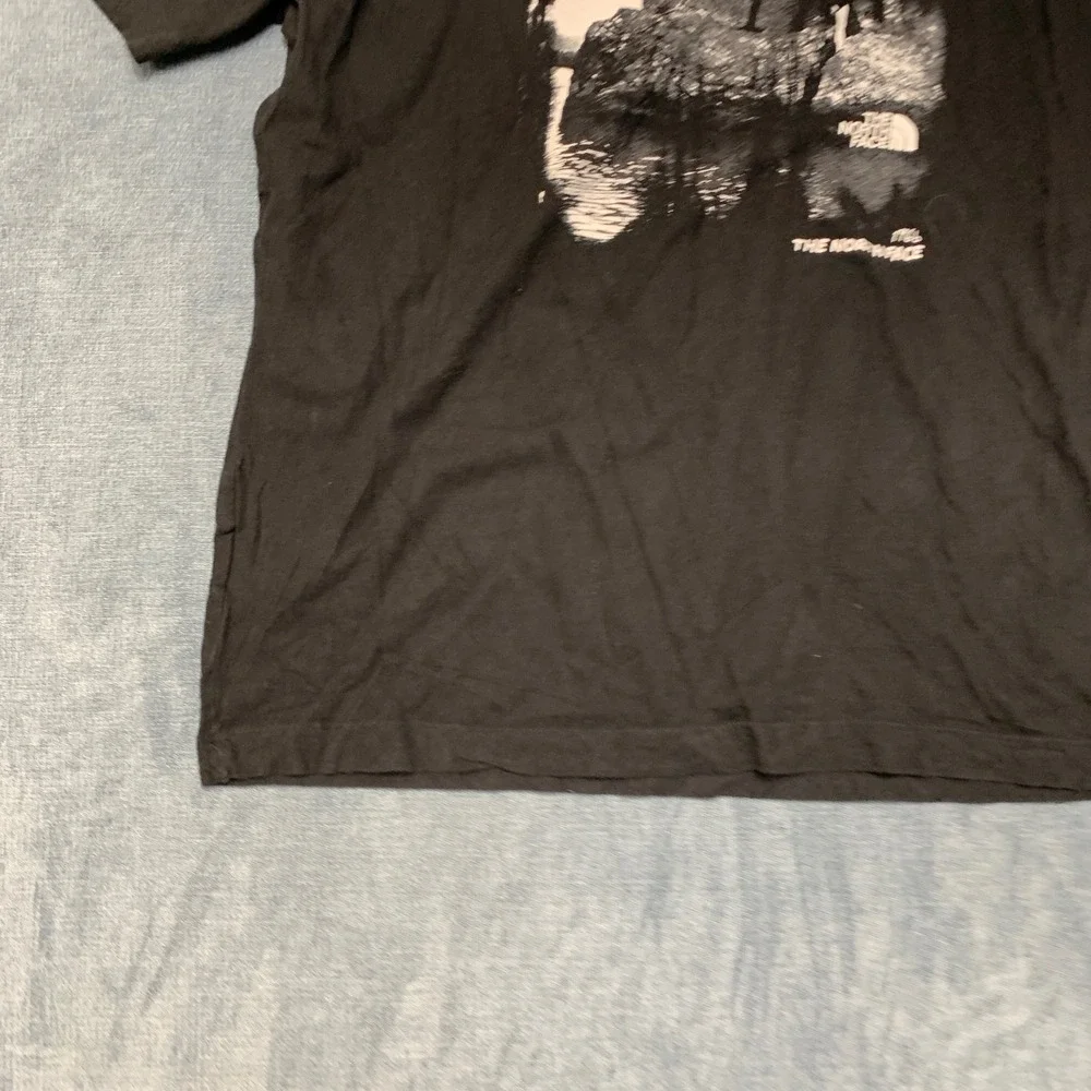 The North Face T Shirt Mens Medium Black Graphic Print Short Sleeve Pullover
